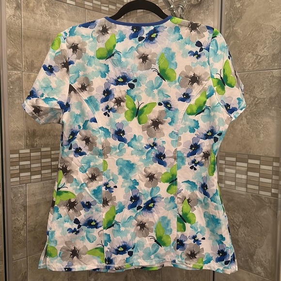 Cherokee infinity nursing scrub top. Medium - Picture 4 of 4